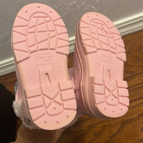 NWT Toddler Girls Bebe Pink Furry Boots - Picture 4 of 6